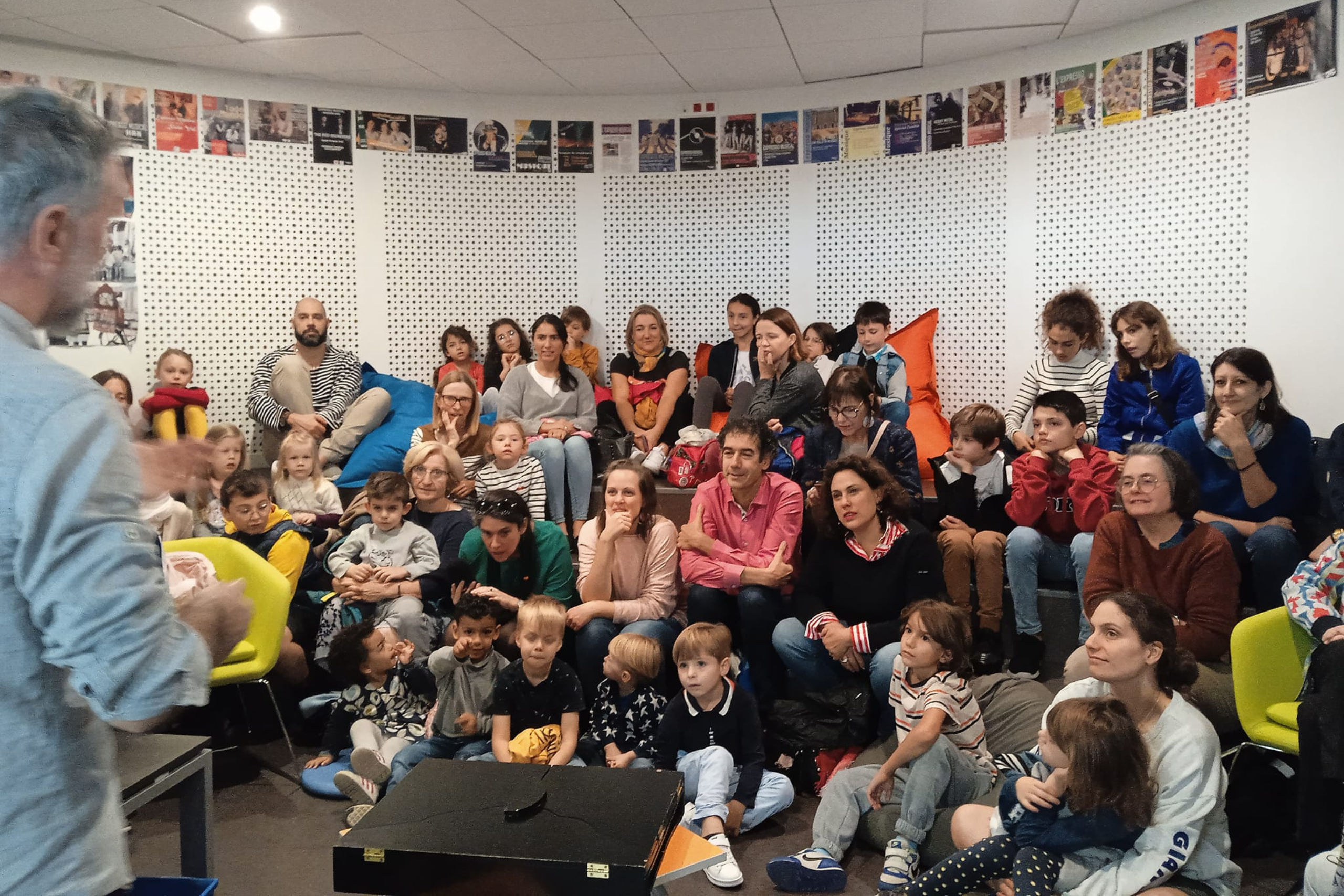 lecture pour les enfants à la médiathèque en présence de Michel Ocelot