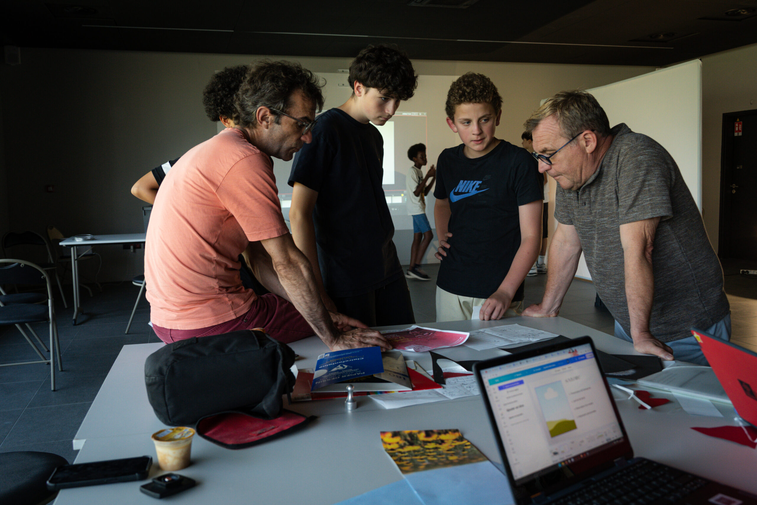 création de la bande annonce du festival cinéma d'ici 2025 avec les élèves du collège les fontanilles. discussion autour de la table pour parler du projet