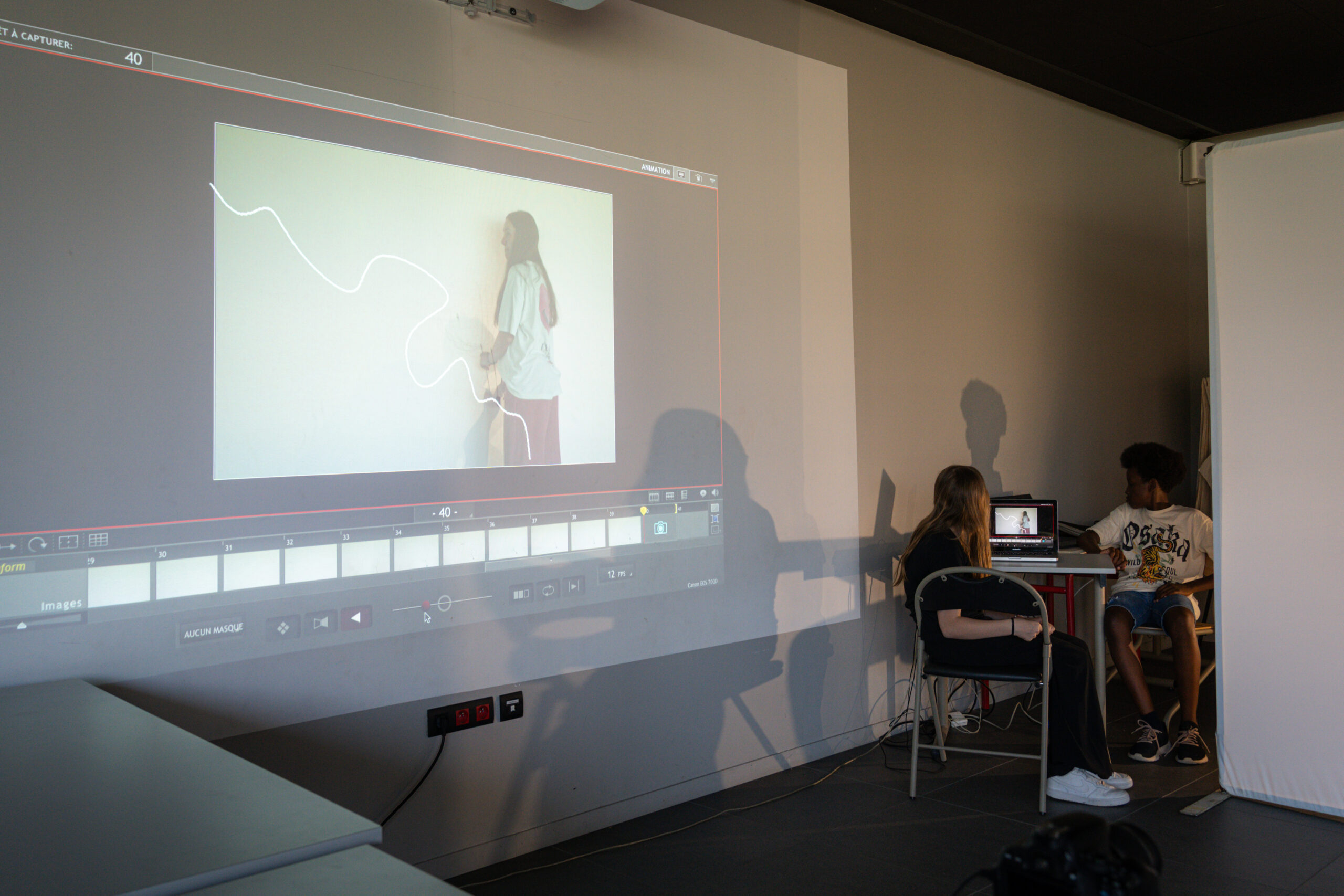 création de la bande annonce du festival cinéma d'ici 2025 avec les élèves du collège les fontanilles. Projection sur écran du rendu.