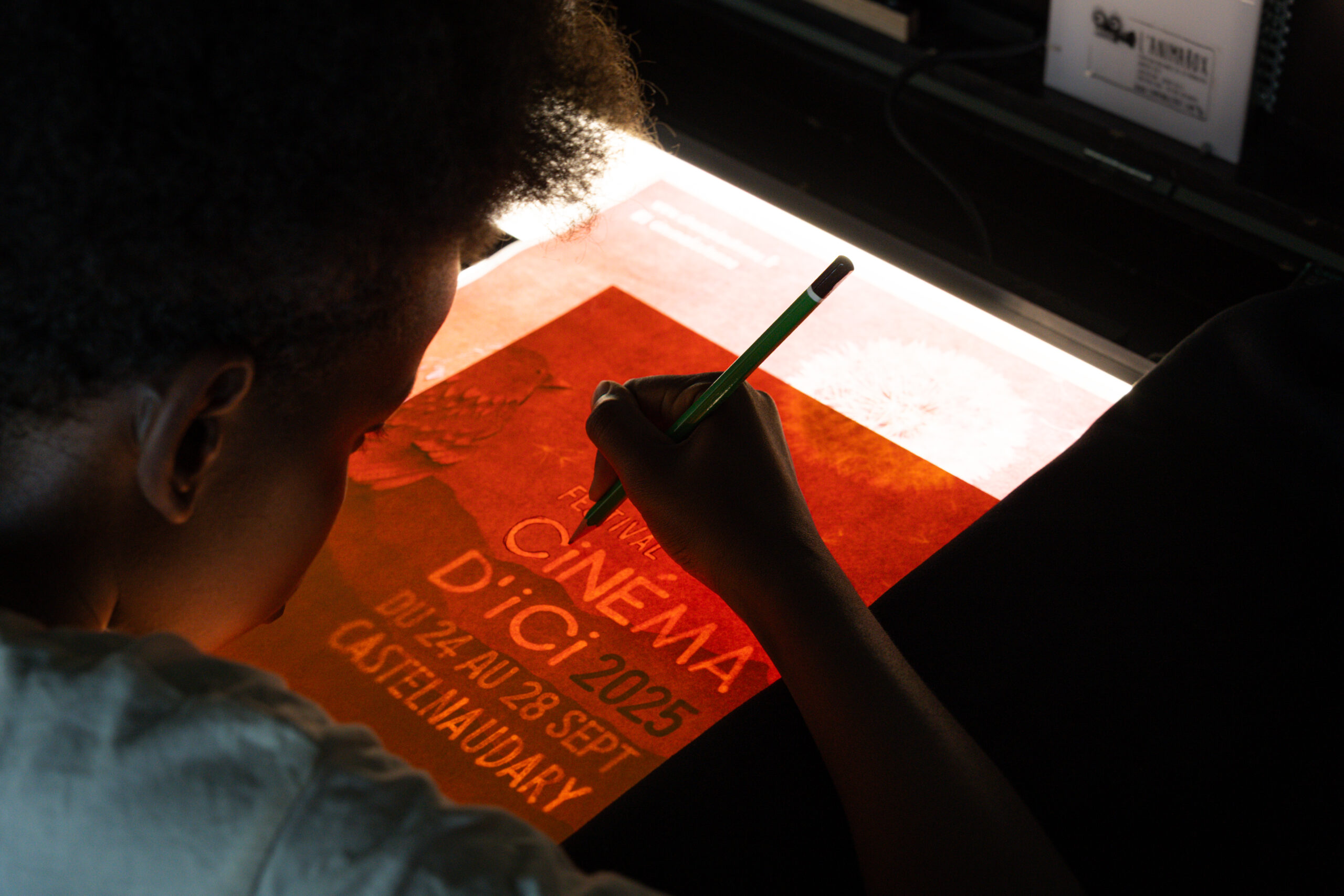 création de la bande annonce du festival cinéma d'ici 2025 avec les élèves du collège les fontanilles. reproduction de la typographie de l'affiche à la main sur la tablette lumineuse.